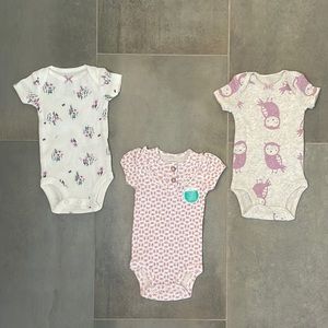 Brand new, never worn Carter’s newborn onesie 3- pack